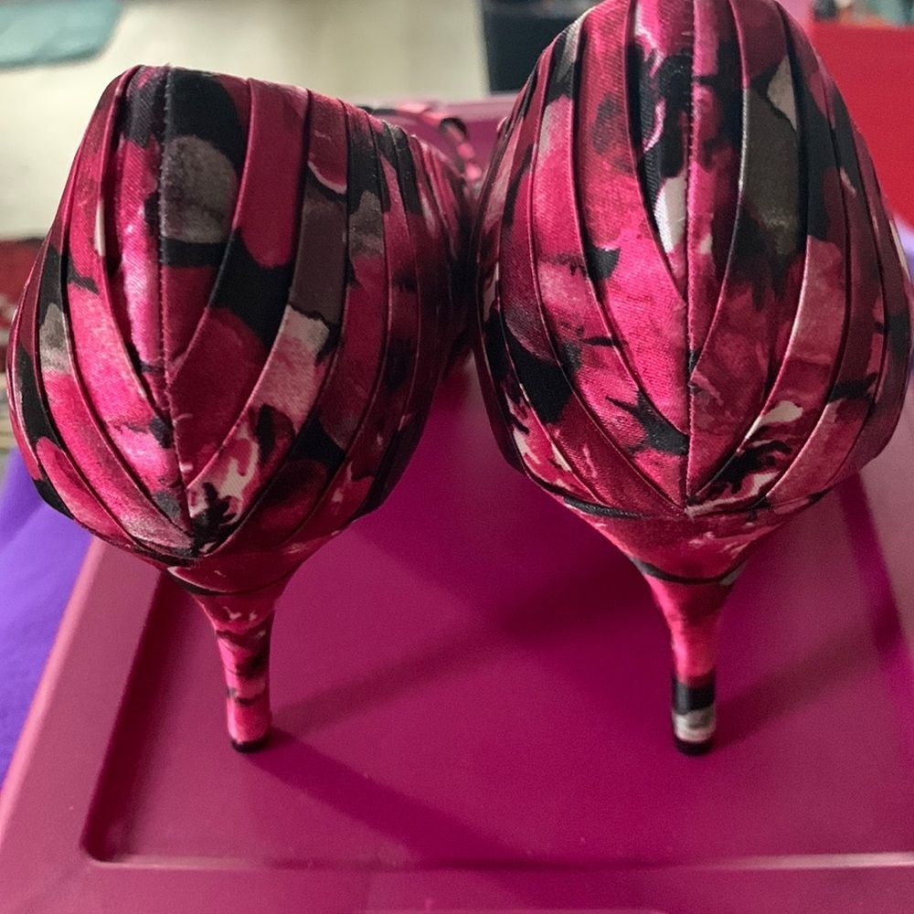 WHBM Floral Satin-Like Peep-Toe Heels Size 9 - Picture 2 of 13